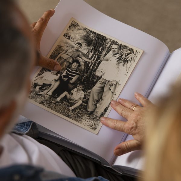 seniors consultent un album photos pour partager leur histoire personnelle avec leurs proches