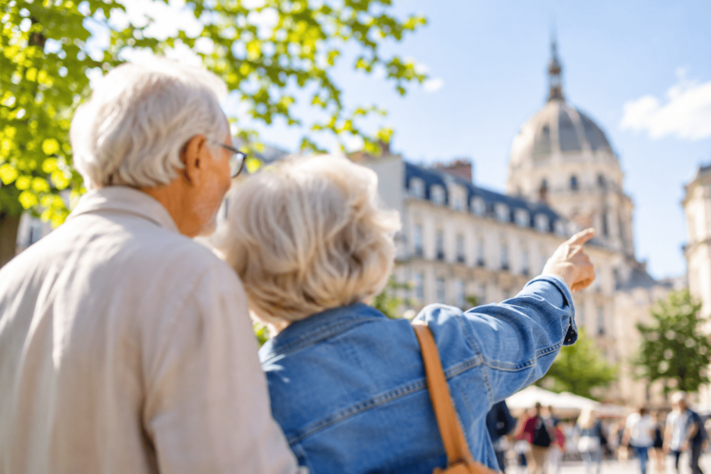 Deux seniors se promènent dans le centre-ville de Nantes, illustrant le dispositif Nantes en Compagnie et les sorties favorisant le lien social.